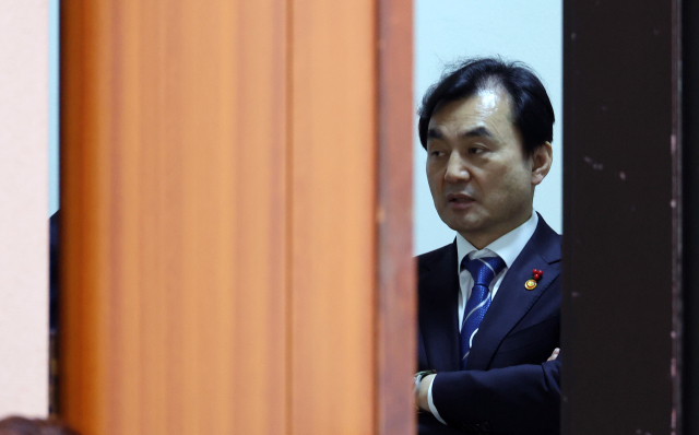 안규백 국방부 장관이 7일 국회에서 법제사법위원회 전체회의 시작을 앞두고 복도에서 관계자와 대화하고 있다. 연합뉴스