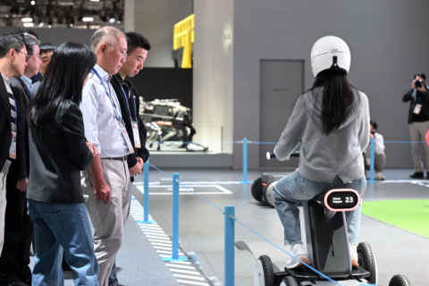 CES서 만난 정의선·젠슨 황, 자율주행 동맹 구축하나