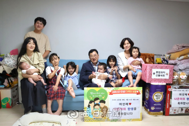 주낙영 경주시장과 관계 공무원이 2025년 9월 23일 총효동 여섯째 출산 가정을 방문해 축하하고 육아용품 등 선물을 전달하며 가족들과 함께 기념사진을 촬용하고 있다. 경주시 제공