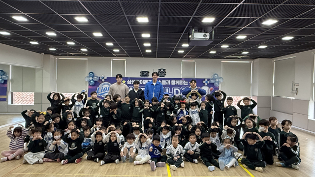 이야스콜라·힐사이드컬리지잇 범어학원은 최근 삼성라이온즈 선수들이 야구 강사로 나서 교육 봉사활동에 나섰다고 7일 밝혔다. 이야스콜라·힐사이드컬리지잇 범어학원 제공