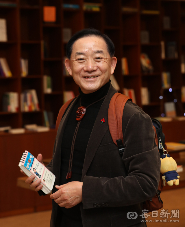 봉화 출신의 자유여행가 안용모 대구가톨릭대 특임교수가 세계 곳곳을 여행하며 겪은 에피소드를 들려주고 있다. 정운철 기자 woon@imaeil.com