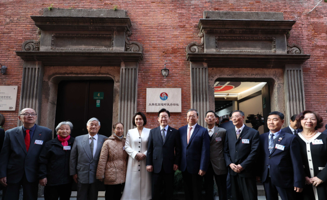 이재명 대통령과 김혜경 여사가 7일 중국 상하이 대한민국 임시정부 청사에서 열린 청사 건립 100주년 기념식을 마친 뒤 독립유공자 후손들과 기념촬영을 하고 있다. 연합뉴스