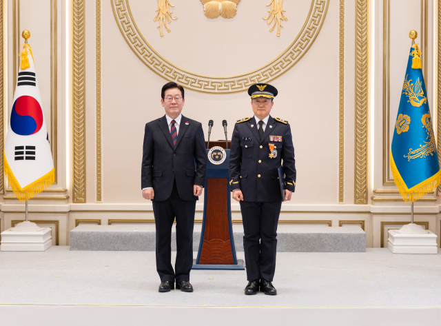 울진해경 김해인 경감이 이재명 대통령으로부터 옥조근정훈장을 받았다. 울진해경 제공