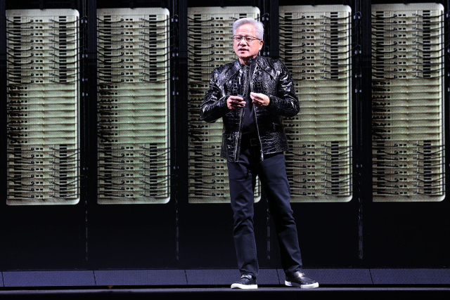 젠슨 황 엔비디아 CEO가 5일(현지시간) 미국 네바다주 라스베이거스 퐁텐블로 호텔에서 열린 엔비디아 CES 2026 라이브에서 기조연설하고 있다. 연합뉴스