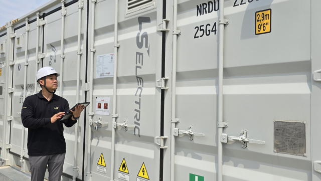 LS일렉트릭 관계자가 일본 홋카이도 지역에 설치된 계통연계 ESS를 점검하고 있는 모습 (사진= LS일렉트릭 제공)