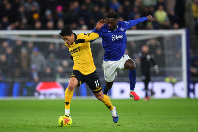 울버햄튼의 황희찬이 8일 영국 리버풀에서 열린 EPL 21라운드 에버튼과의 원정 경기 도중 드리블을 시도하고 있다. 연합뉴스