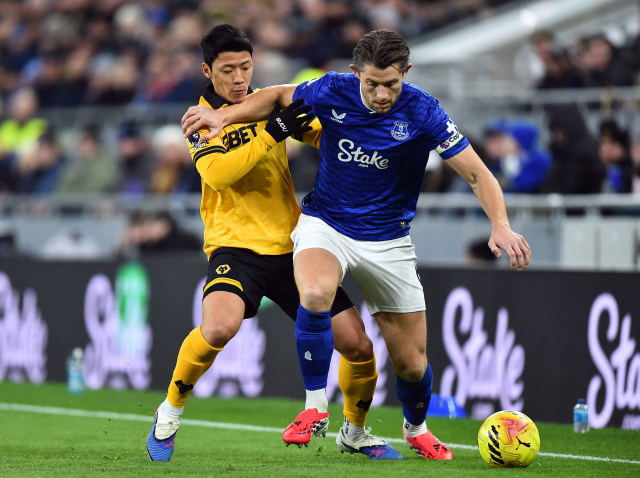 울버햄튼의 황희찬이 8일 영국 리버풀에서 열린 EPL 21라운드 원정 경기 도중 에버튼의 제임스 타르코브스키와 공을 다투고 있다. 연합뉴스