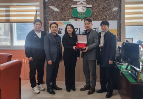 김원일 원바이오젠 대표이사, 영주중 자전거부에 1천만원과 의료기기·화장품 전달