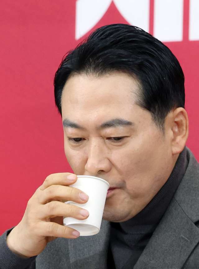 국민의힘 장동혁 대표가 8일 국회에서 열린 최고위원회의에서 물을 마시고 있다. 연합뉴스