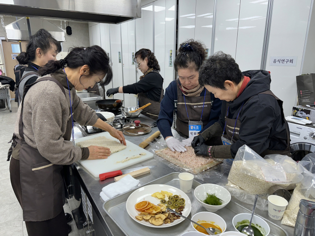 영주 우리음식연구회 회원들이 쌀 강정을 만들고 있다. 영주시 제공
