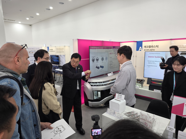 주낙영 경주시장이 경주 엑스포대공원 APEC 경제전시관에서 해외 투자자단에게 전시관 내 첨단 자동차 부품 기술을 소개하고 있다.경주시 제공