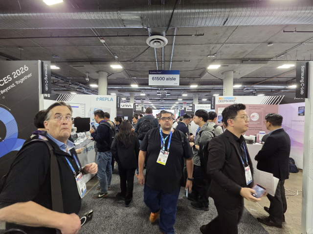 각국에서 온 CES 방문객들이 미국 라스베이거스 