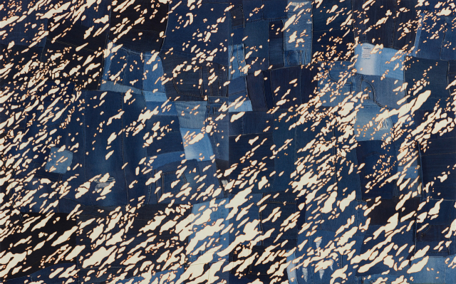 이예주(계명대학교), 기억은 빛바랜 사진처럼 이름을 잃어버리다가도, 2025, 헌 옷에 아크릴, 162.2x260.6cm