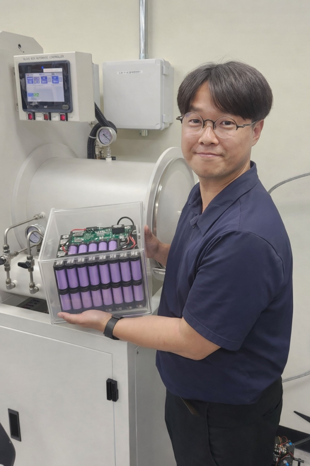 한국전자통신연구원(ETRI)과의 공동연구를 통해 고니켈 함량 양극을 사용하는 고에너지밀도 리튬전지의 급속 충전을 가능하게 하는 전해질 설계와 전극 표면 성능 향상 메커니즘을 규명하는 데 성공한 경북대 스마트모빌리티공학과 오지민 교수. 경북대 제공