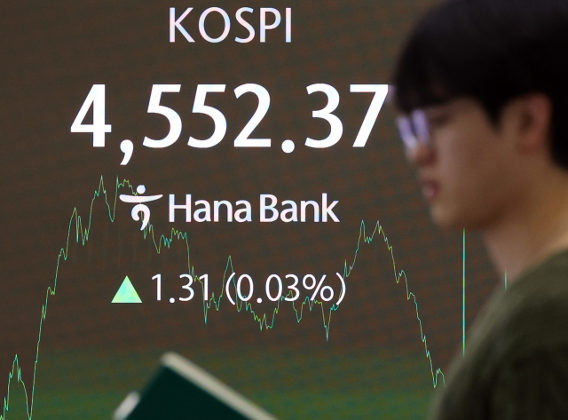 코스피가 종가 기준 사상 최고치를 경신한 8일 서울 중구 하나은행 딜링룸 현황판에 코스피 종가가 표시돼있다. 이날 코스피지수는 전장보다 1.31포인트(0.03%) 오른 4,552.37에, 코스닥지수는 전장보다 3.33포인트(0.35%) 내린 944.06에 장을 마쳤다. 연합뉴스