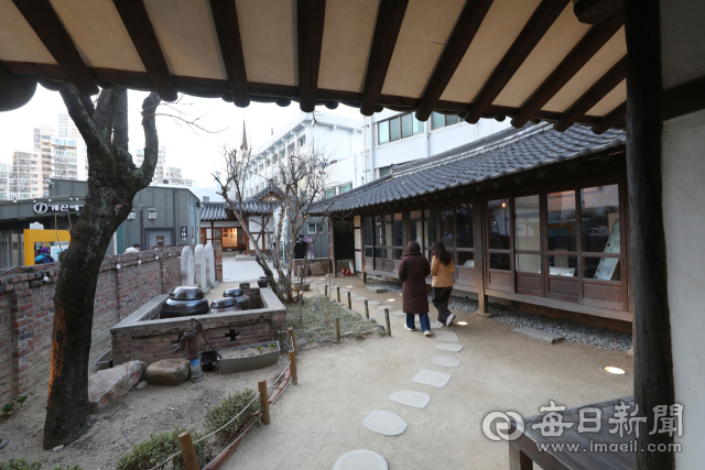 일제강점기 저항 시인 이상화가 1939년부터 타계할 때까지 머물렀던 대구 중구 계산오거리 인근 이상화 고택. 고층 빌딩 사이에 남은 한옥 마루에는 