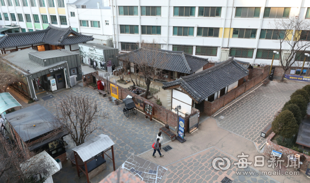 일제강점기 저항 시인 이상화가 1939년부터 타계할 때까지 머물렀던 대구 중구 계산오거리 인근 이상화 고택. 고층 빌딩 사이에 남은 한옥 마루에는 