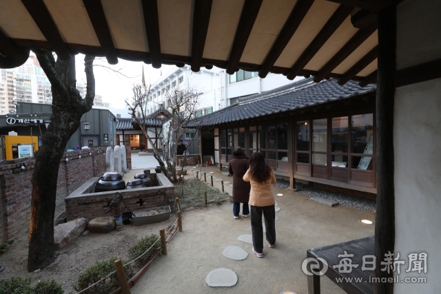 일제강점기 저항 시인 이상화가 1939년부터 타계할 때까지 머물렀던 대구 중구 계산오거리 인근 이상화 고택. 고층 빌딩 사이에 남은 한옥 마루에는 