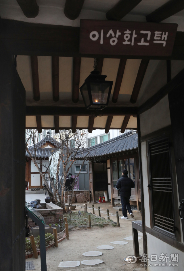 일제강점기 저항 시인 이상화가 1939년부터 타계할 때까지 머물렀던 대구 중구 계산오거리 인근 이상화 고택. 고층 빌딩 사이에 남은 한옥 마루에는 