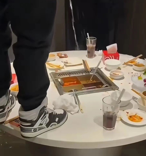 훠궈에 소변본 中10대…4억6천만원 물고 신문에 '반성문'