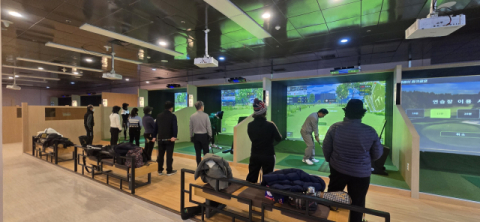 대구도시철도 2호선 용산역에 '스크린 파크골프장'개장…16타석 규모