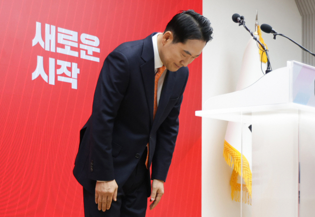 국민의힘 장동혁 대표가 7일 서울 여의도 중앙당사에서 당 쇄신안을 발표한 뒤 인사하고 있다. 이날 기자회견에서 장 대표는 12·3 비상계엄에 대해 사과했다. 연합뉴스