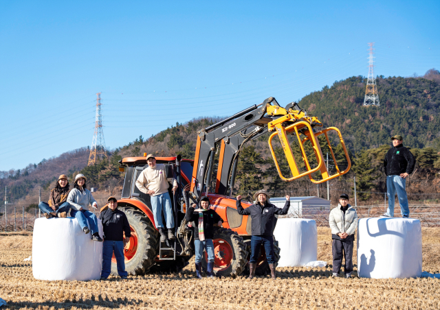경북 영천에 사는 청년농부들이 수확을 마친 겨울 들녘에 서 있다. (왼쪽부터)장나은, 전혜영, 박해원, 노구완, 정영빈, 한종호, 하성호, 김원섭 씨.
