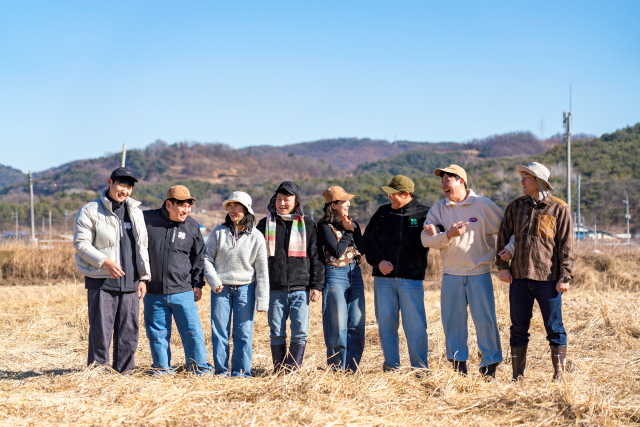 (왼쪽부터)영천의 겨울 들녘에 서 있는 청년농부 하성호, 박해원, 전혜영, 정영빈, 장나은, 김원섭, 노구완, 한종호 씨.