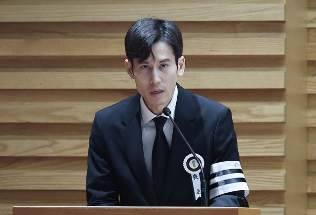9일 서울 중구 명동성당에서 열린 배우 안성기의 영결식에서 고인의 아들 안다빈씨가 인사말을 하고 있다. 연합뉴스