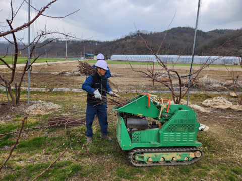 과수농가 잔가지 부담 해결…군위군, '찾아가는 영농부산물 파쇄 지원' 운영
