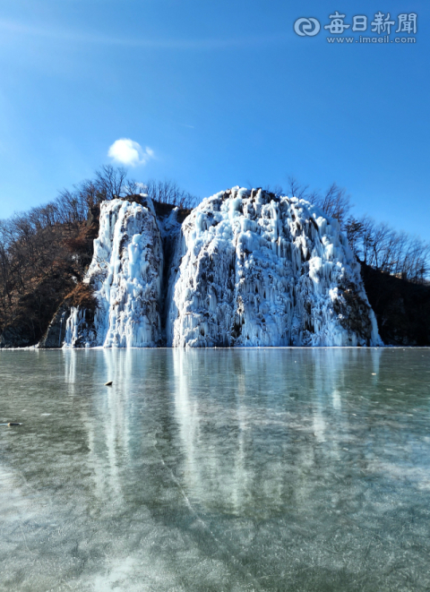 [포토뉴스]영하 12도에 멈춘 용의 눈물…현비암 폭포, 겨울왕국이 되다