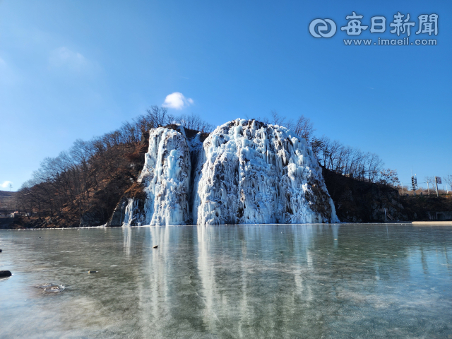 9일 오전 영하 12도의 한파가 청송에 불어닥치면서 청송읍 용전천변과 현비암 폭포 등이 얼어붙어 거대한 빙벽을 형성했다. 전종훈 기자