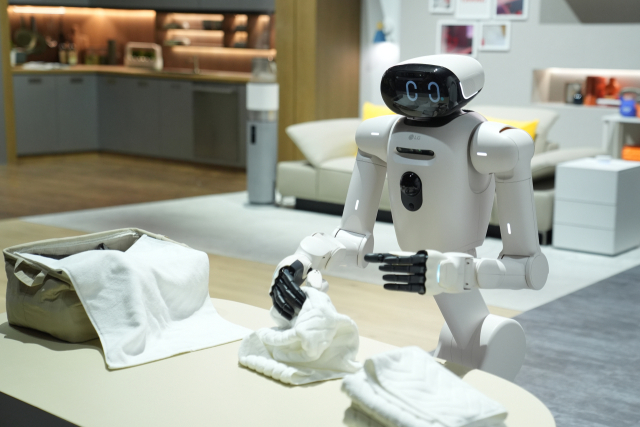 LG가 개발한 가정용 로봇 클로이드가 빨래를 정리하고 있다. 연합뉴스