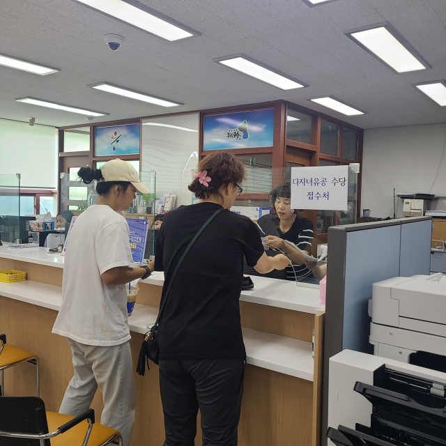 다자녀 가정 부모들이 다자녀 양육수당을 신청하고 있다. 울진군 제공