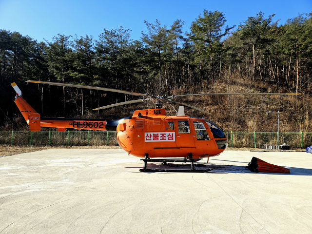 울진군이 산불에 대비해 담수 능력이 뛰어난 헬기를 배치했다. 울진군 제공