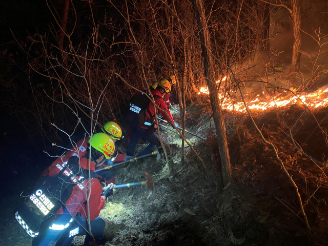 산불진화에 총력을 기울이고 있는 산림청 공중진화대원. 2026.1.9. 산림청 제공