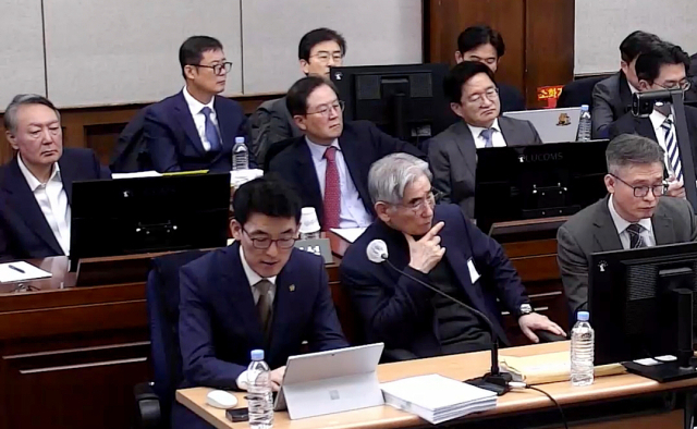 밤샘 서증조사에…'내란 우두머리' 尹 구형 13일로 연기