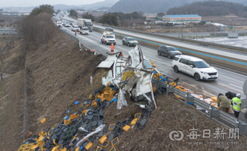 [포토뉴스] 서산영덕고속도로 차량 30여 대 동시다발 사고...5명 사망