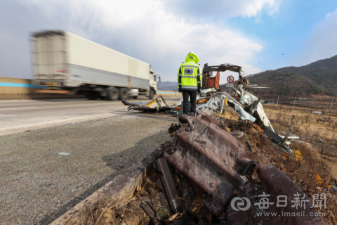 [포토뉴스] 서산영덕고속도로서 다중 추돌 사고 발생, 5명 사망
