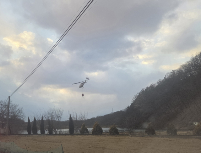 10일 오후 의성군 의성읍 일대에서 산불진화헬기가 진화 작업을 벌이고 있다. 김영진 기자