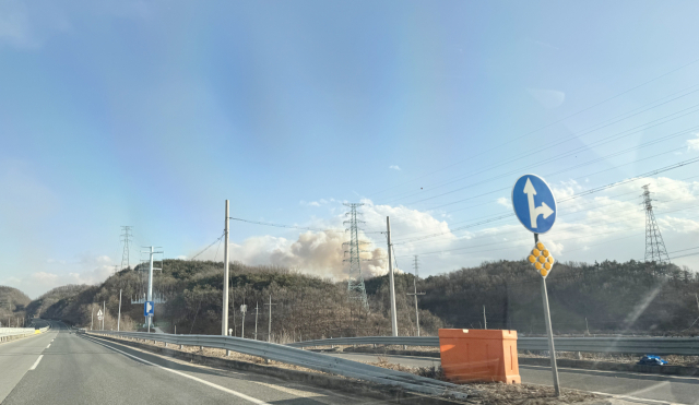 10일 오후 의성군 의성읍에서 발생한 산불로 불이 빠르게 확산하고 있어 인접 지역인 안동 지역이 비상 대응에 들어갔다. 손병현 기자