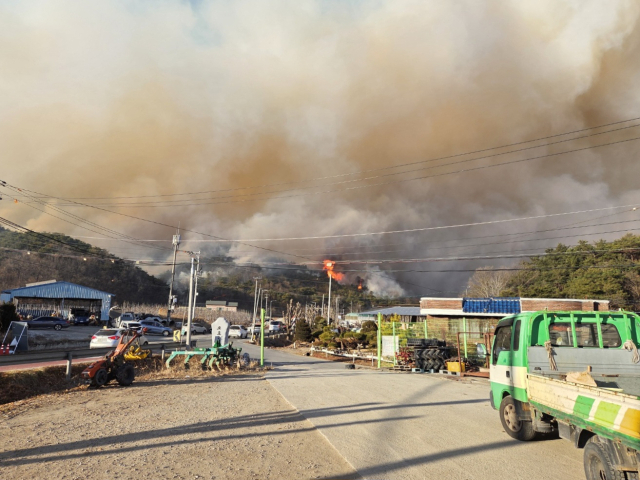10일 오후 의성군 의성읍에서 발생한 산불로 많은 연기가 발생하고 있다. 김영진 기자