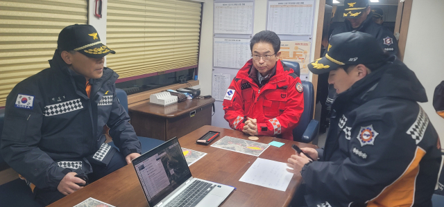 이철우 경북도지사가 10일 오후 의성 산불 현장을 찾아, 진화 상황을 보고 받고 있다. 경북도 제공.