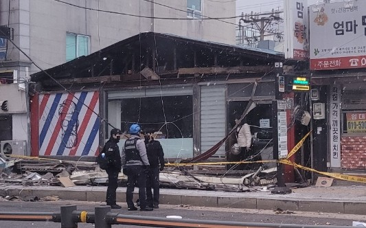 강풍에 15m간판, 20대 머리위로 '쿵'…경기서만 1명 사망·4명 부상