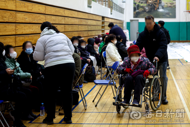 10일 오후 3시 14분쯤 의성군 비봉리 야산에서 발생한 불로 인해 인근 주민들이 의성체육관으로 대피한 가운데 자원봉사자들이 제설작업을 벌이고 있다. 한때 불길이 안동 길안면으로 향하며 긴장감이 높아진 상황이었지만, 의성 지역 일대에 폭설이 내리면서 6시 30분쯤 주불이 진화됐다. 안성완 기자 asw0727@imaeil.com