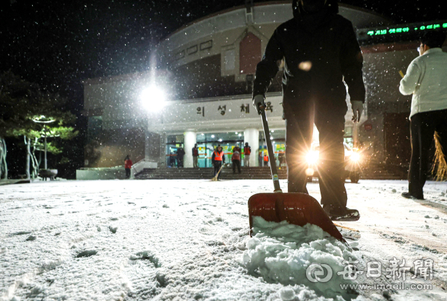 [포토뉴스] 안동 향하던 의성 산불, 폭설로 주불 진화
