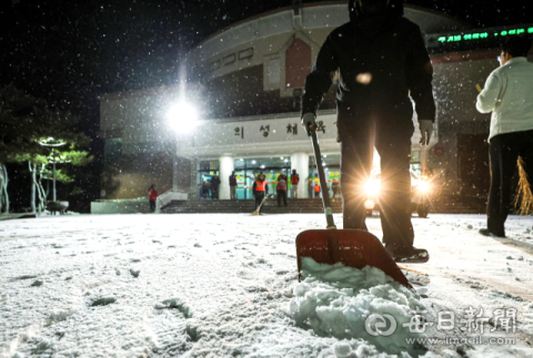 [포토뉴스] 안동 향하던 의성 산불, 폭설로 주불 진화