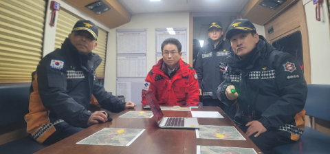 이철우 경북도지사, 의성 산불 현장 방문해 직접 지휘