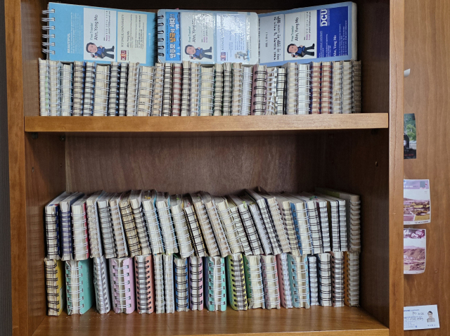 안용모 교수는 지금까지 작성한 여행 수첩만 150권에 이른다. 여행 수첩에 시간대별로 여행의 기록이 빼곡히 담겨 있다.