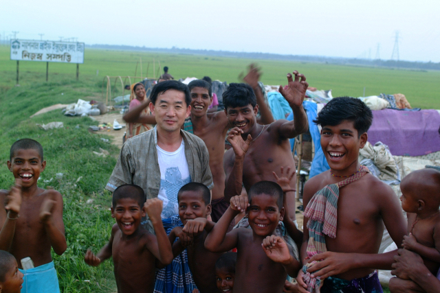 철길 위해서 시민의 일상을 설계하던 안용모 교수는 이제 배낭 하나에 의지해 낯선 도시를 걷고 사람을 만난다. 안 교수는 말한다. 